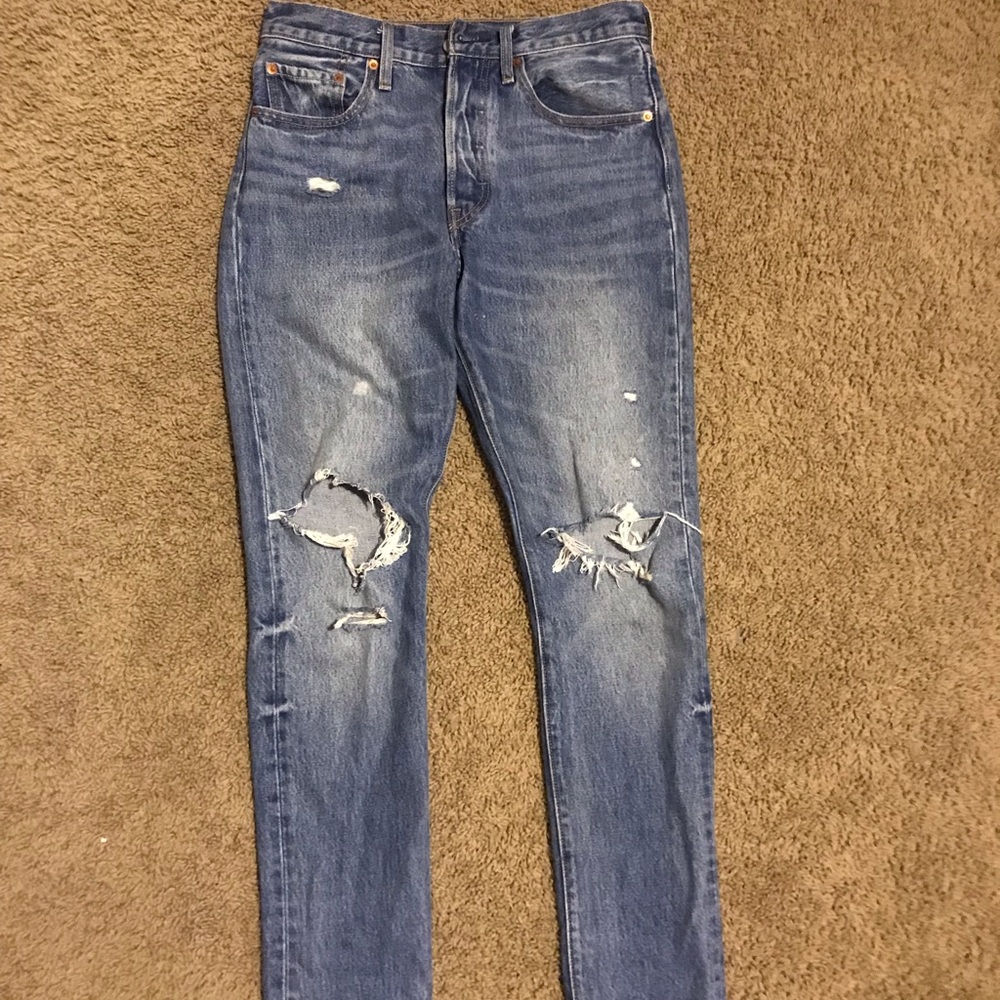I’m selling my high waisted 501 distressed Levi’s.